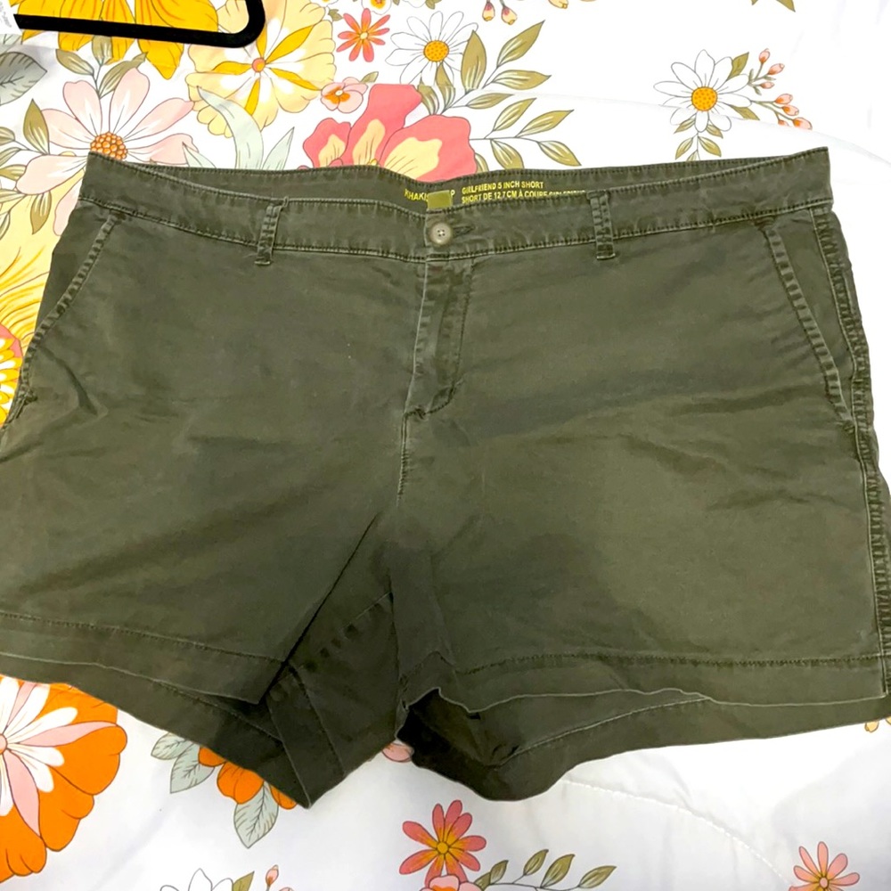 Gap army green shorts